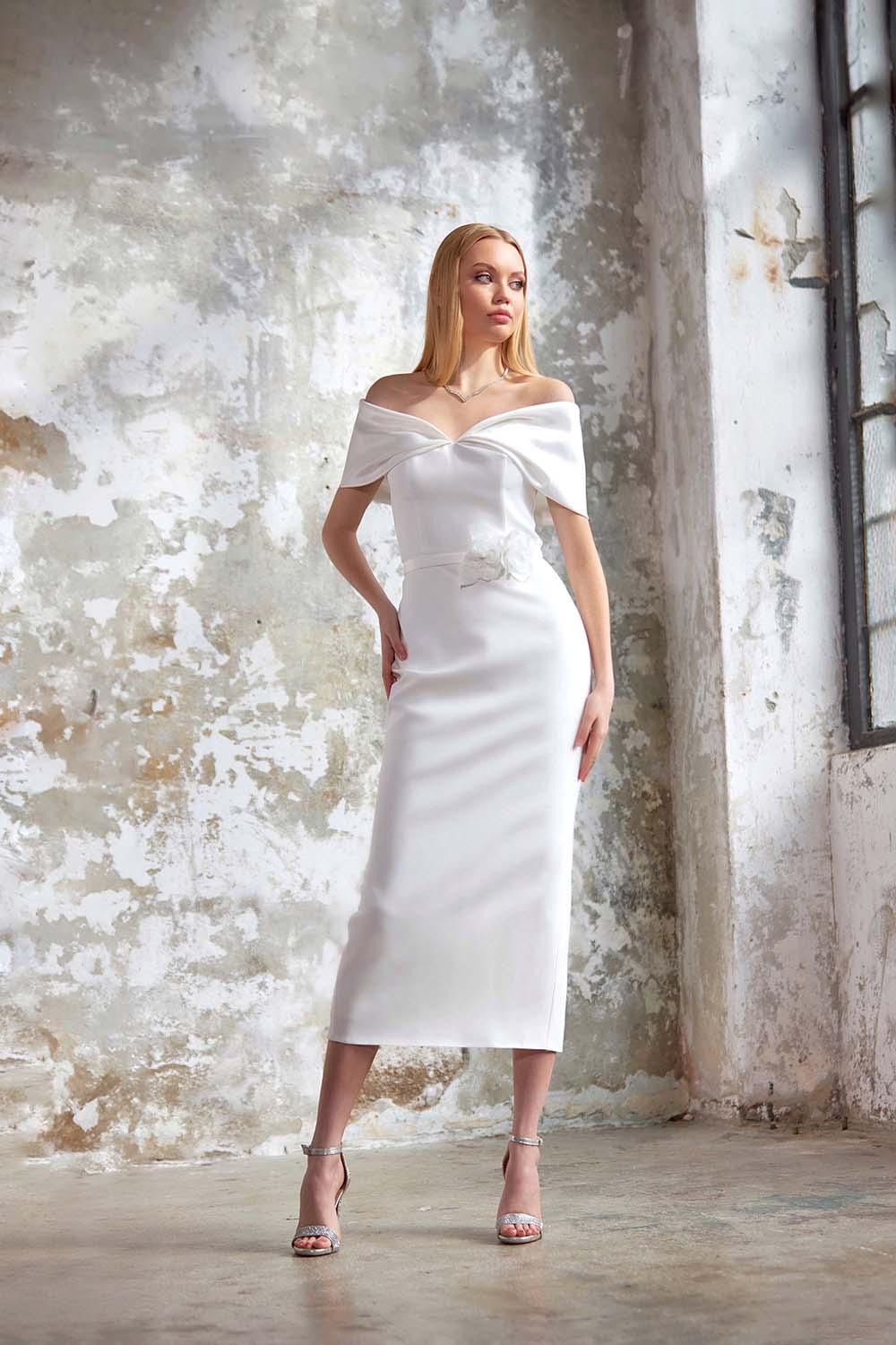 Kayık Yaka Düşük Kol Beli Çiçek Detaylı Midi Boy Kalem Elbise	